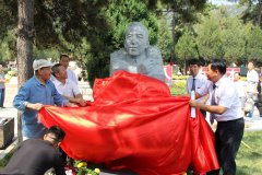 赵树理纪念雕像：一位文学巨匠的永恒颂歌