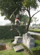 神笔永铸：一座纪念碑里的东方童话密码